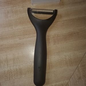 Pampered chef serrated peeler.
